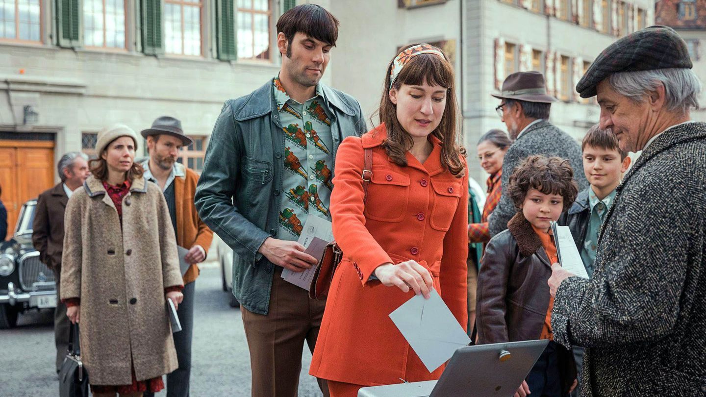 Des gens faisant la queue pour voter