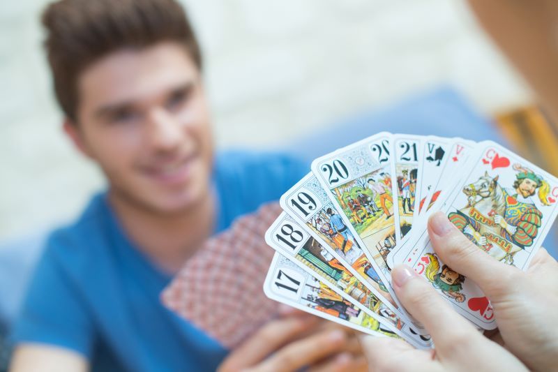 Des mains tenant des cartes de tarot