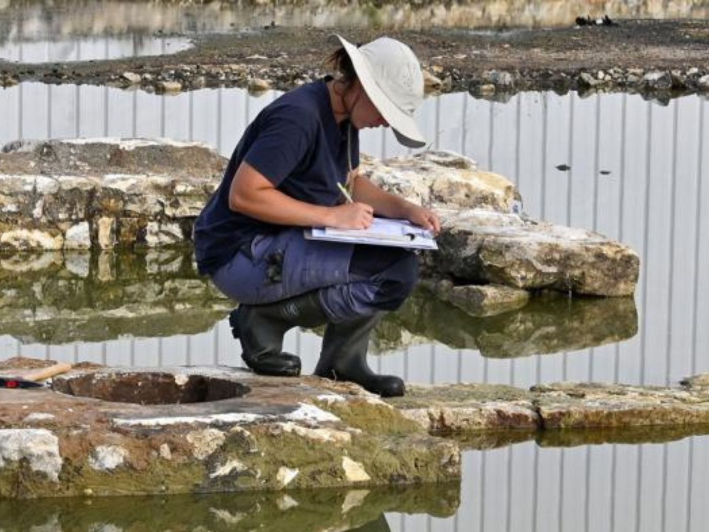 Un archéologue faisant des fouilles 
