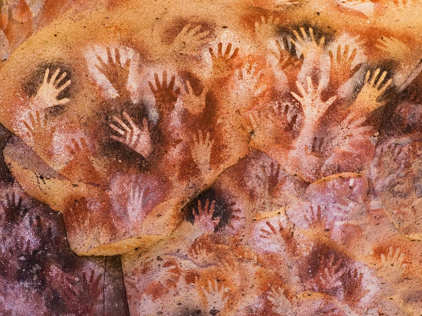 Peintures de mains sur une grotte