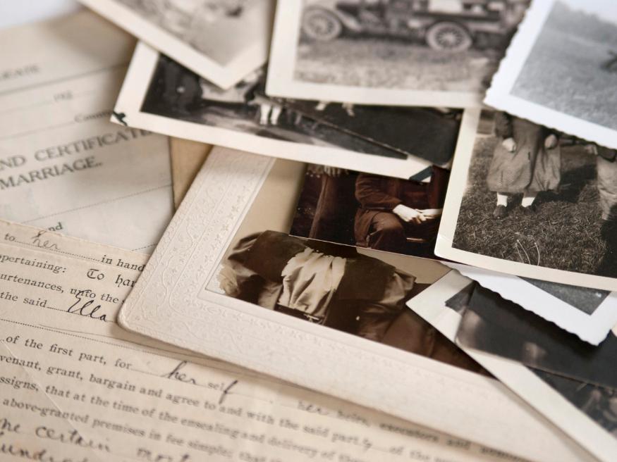 Vieux documents et photos anciennes étalés